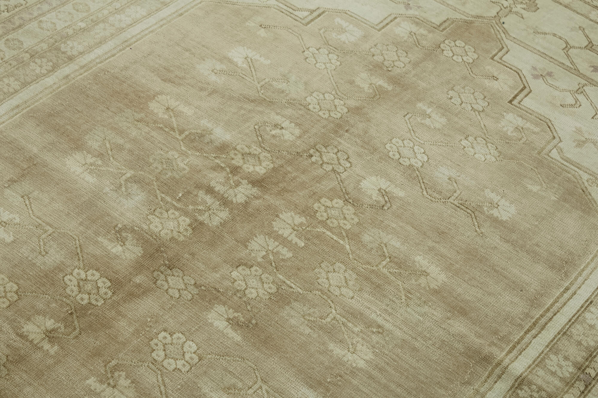 7 x 9 Beige Vintage Large Area Rug - 7404